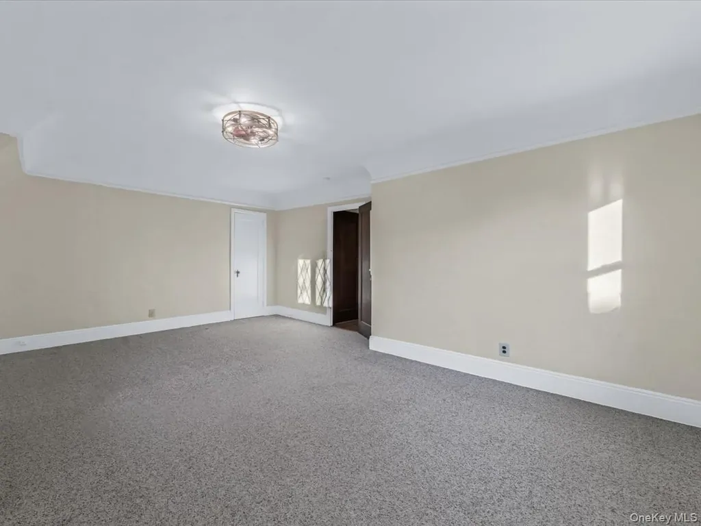 16 Kenilworth Road Mineola NY 11501