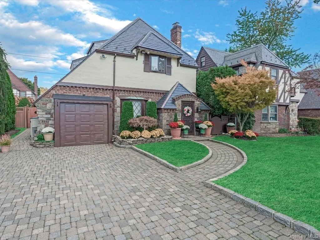 16 Kenilworth Road Mineola NY 11501