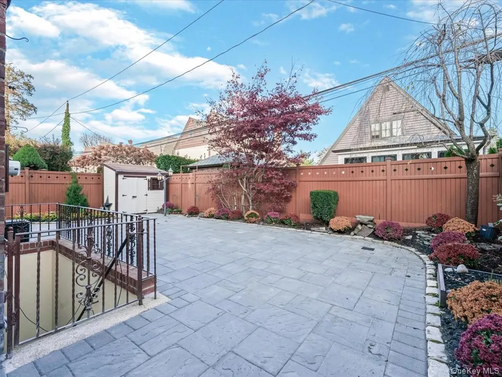 16 Kenilworth Road Mineola NY 11501