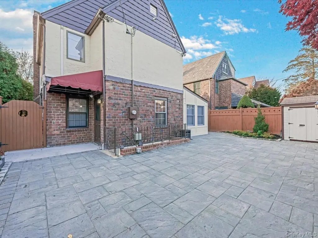16 Kenilworth Road Mineola NY 11501