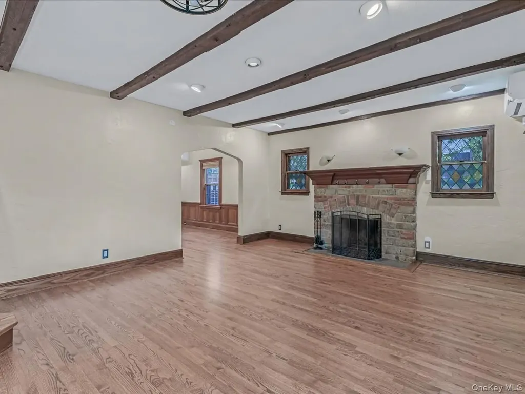 16 Kenilworth Road Mineola NY 11501