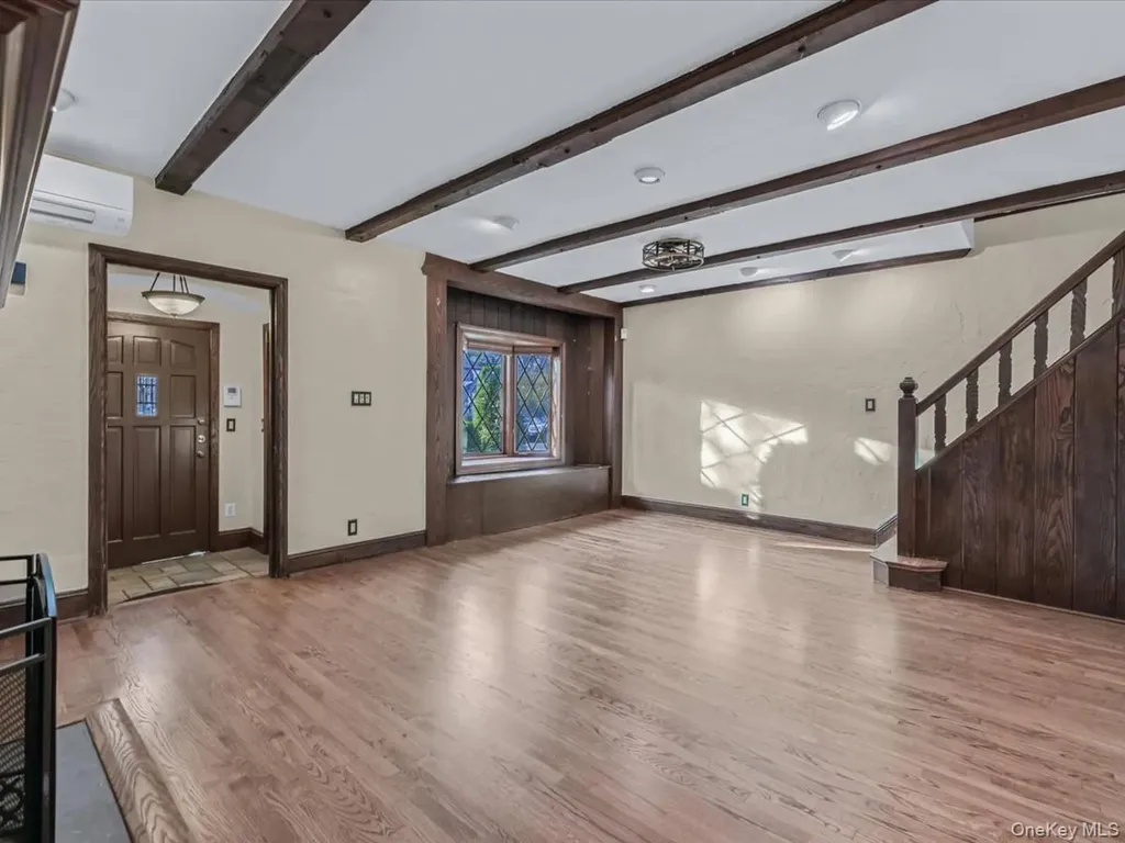 16 Kenilworth Road Mineola NY 11501