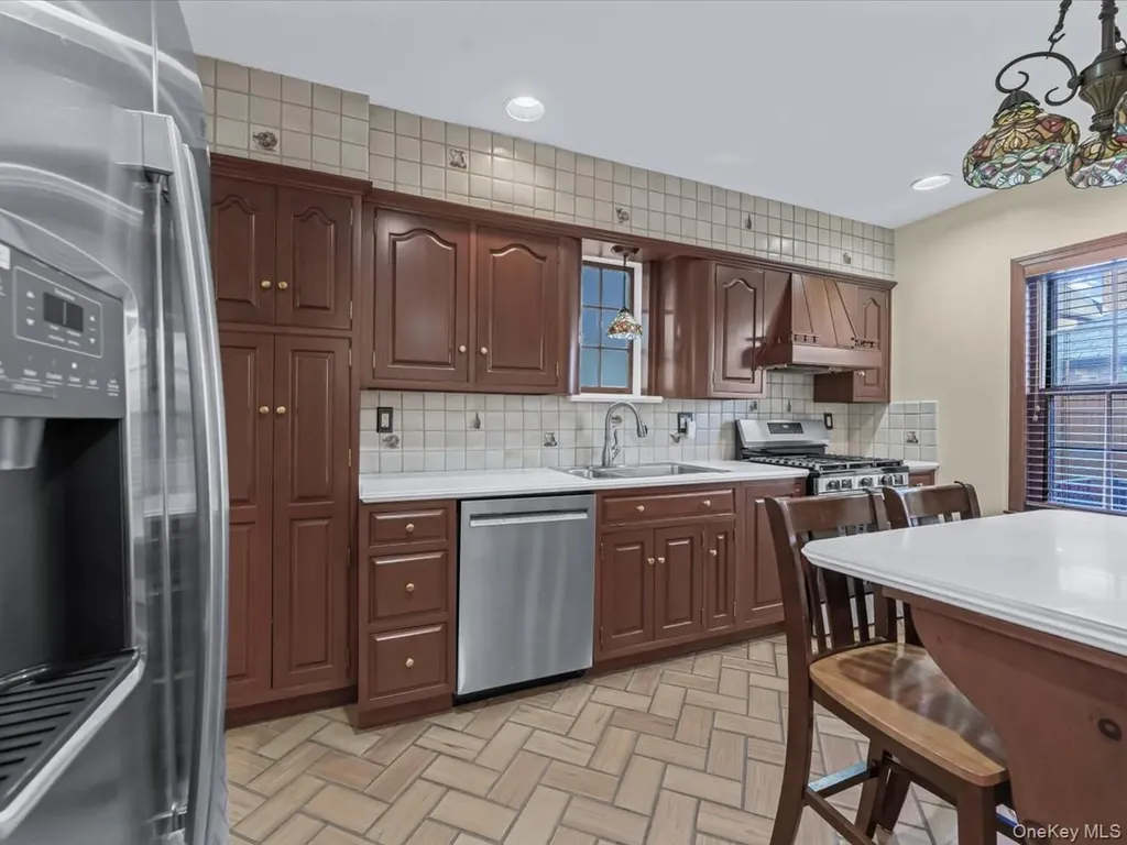 16 Kenilworth Road Mineola NY 11501