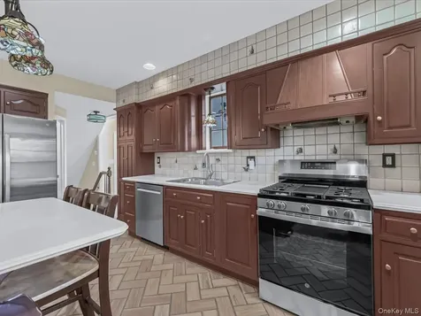 16 Kenilworth Road Mineola NY 11501