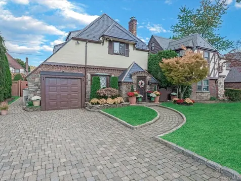 16 Kenilworth Road Mineola NY 11501