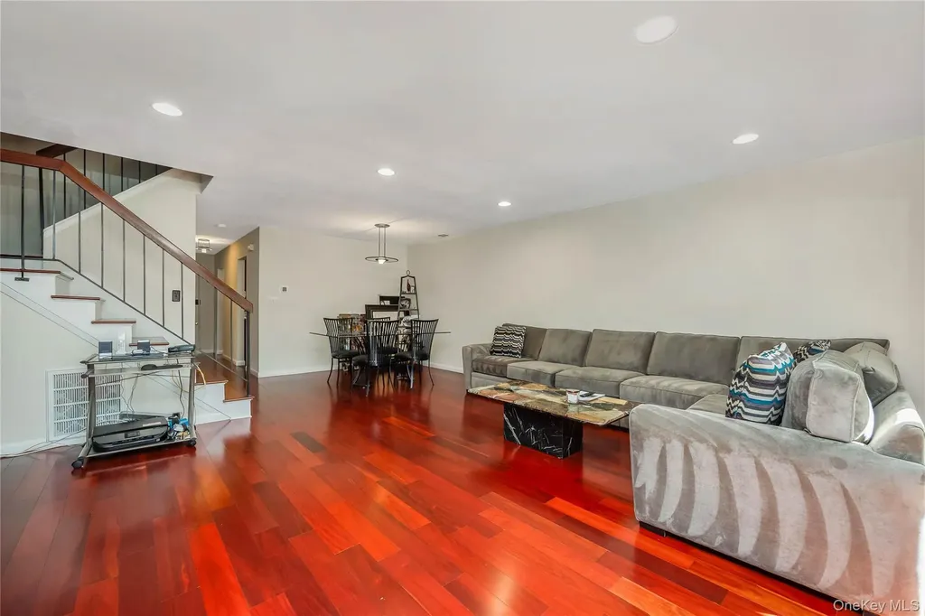 82 Cottonwood Court Wantagh NY 11793