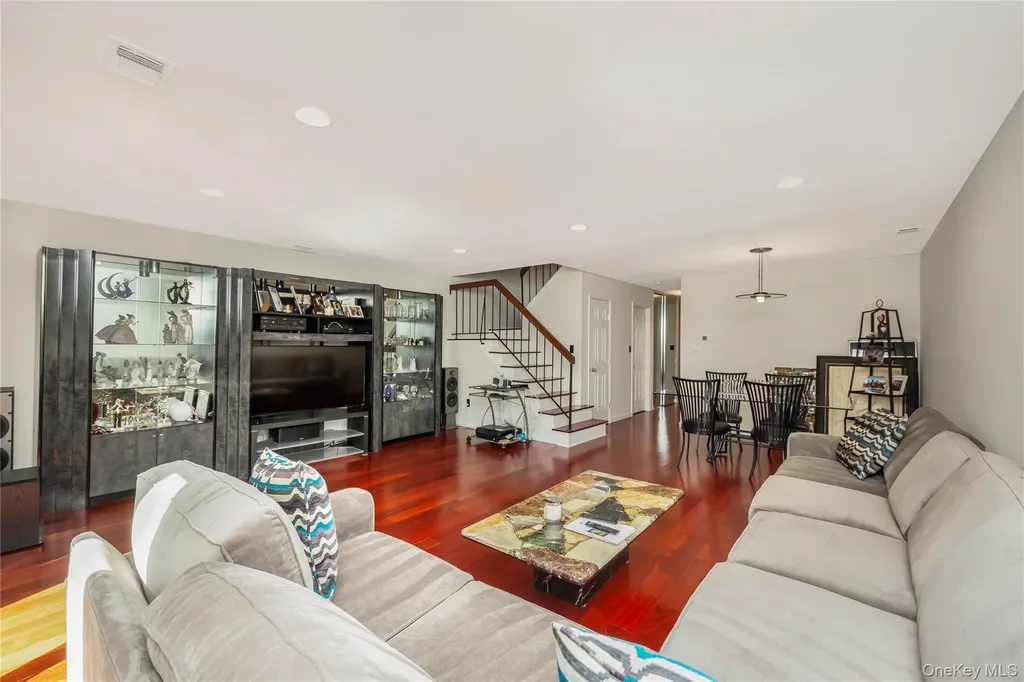 82 Cottonwood Court Wantagh NY 11793