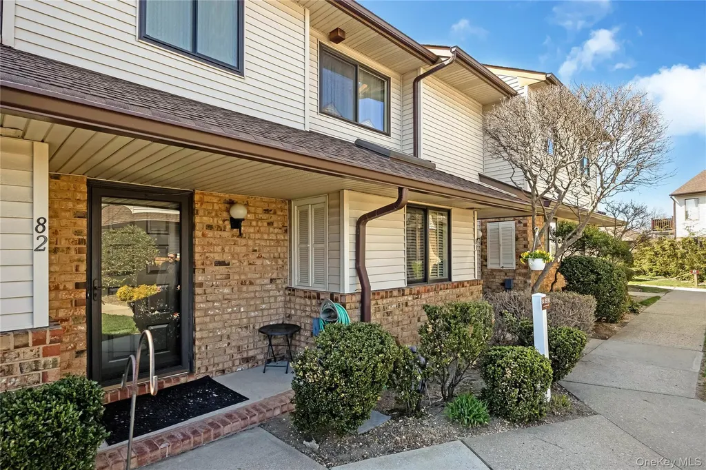 82 Cottonwood Court Wantagh NY 11793