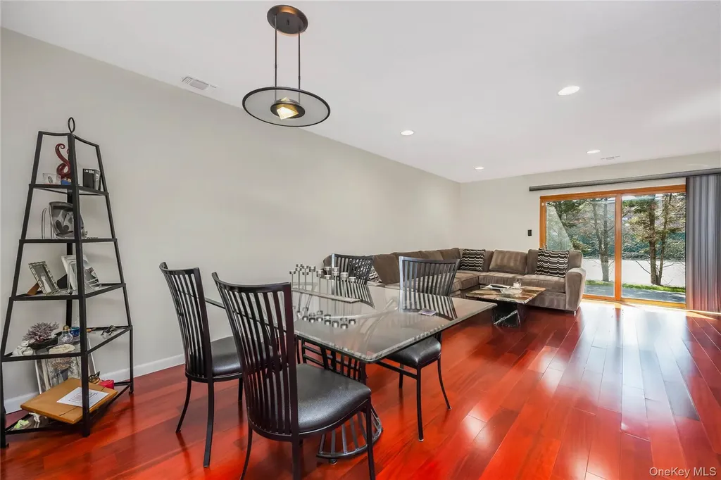 82 Cottonwood Court Wantagh NY 11793