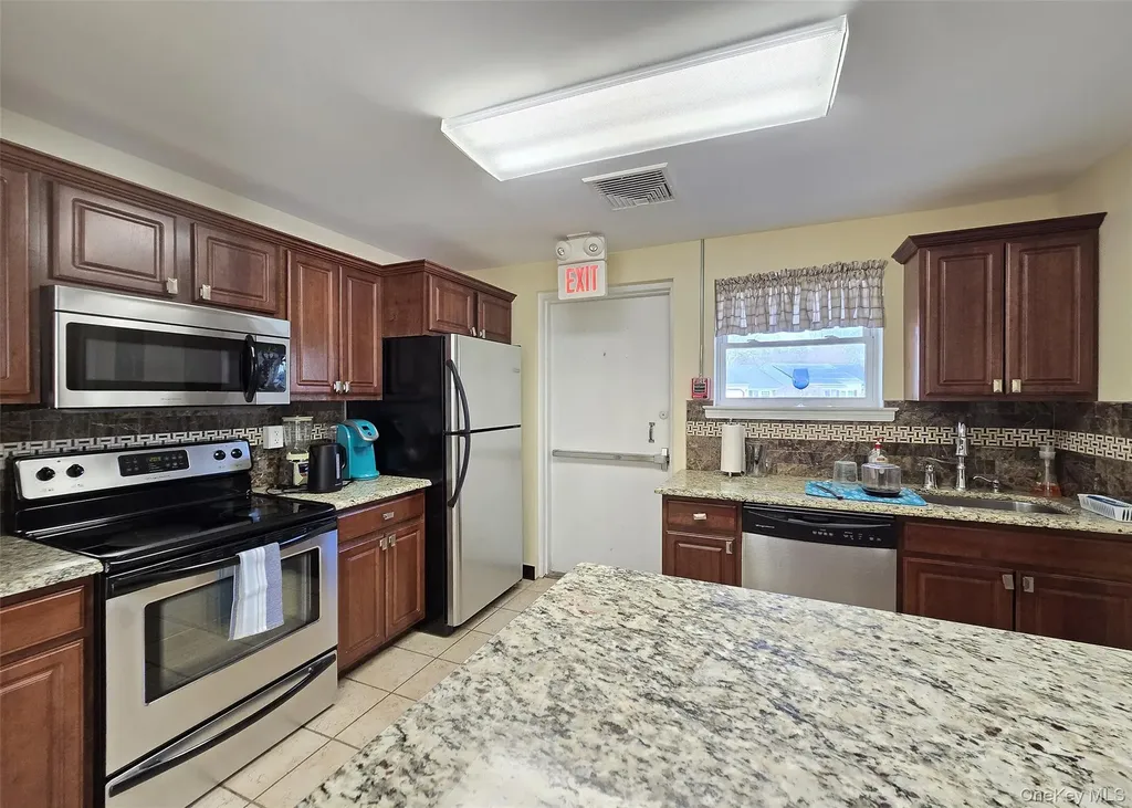 22 Freemont Lane Coram NY 11727