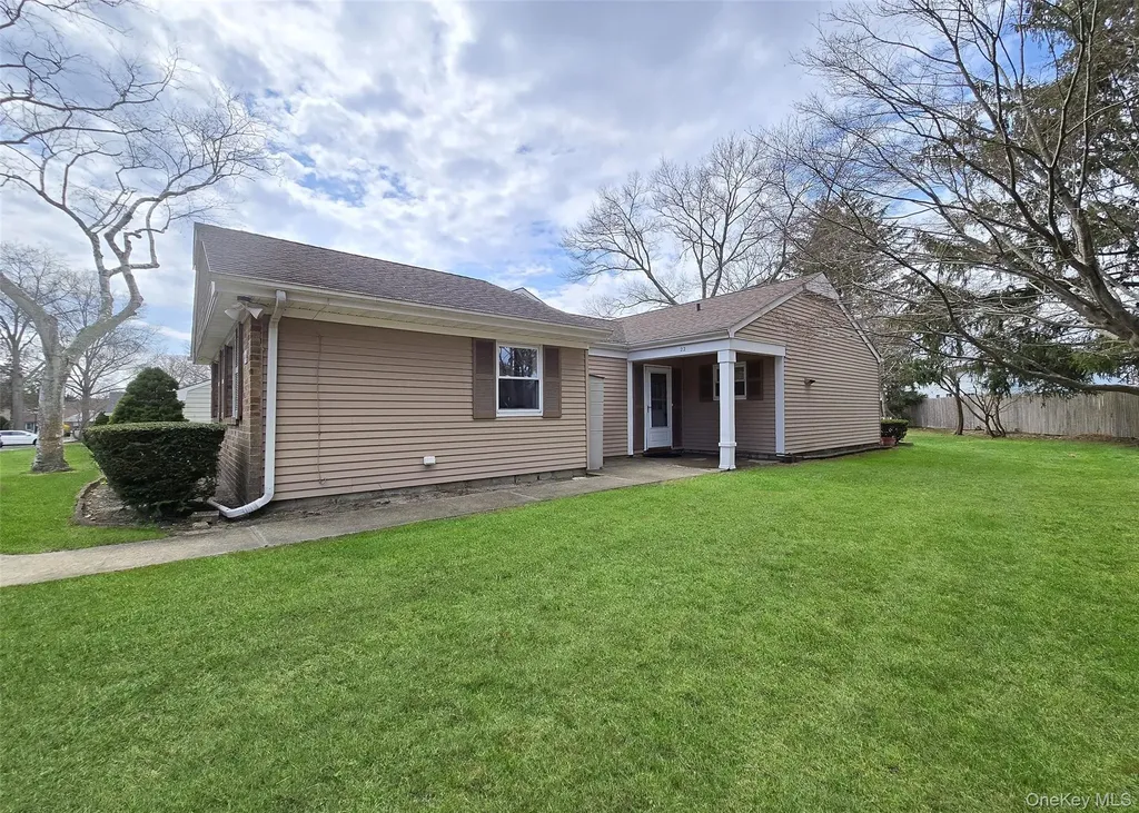 22 Freemont Lane Coram NY 11727