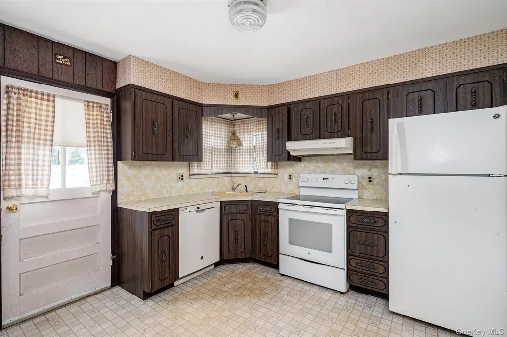 64 Arlyn Drive E Massapequa NY 11758
