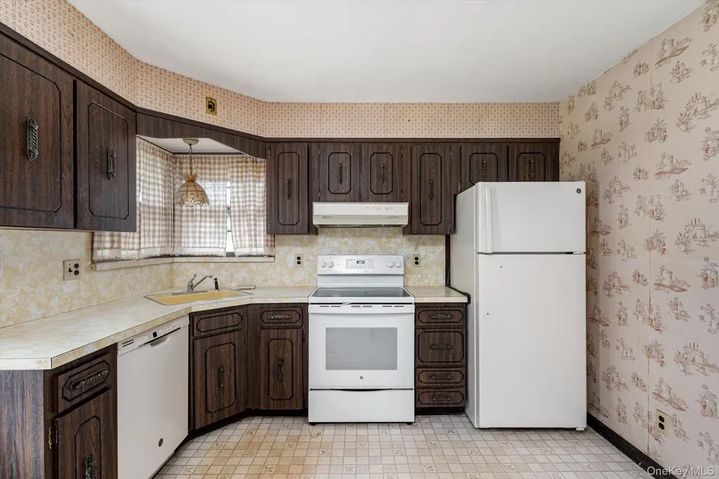 64 Arlyn Drive E Massapequa NY 11758