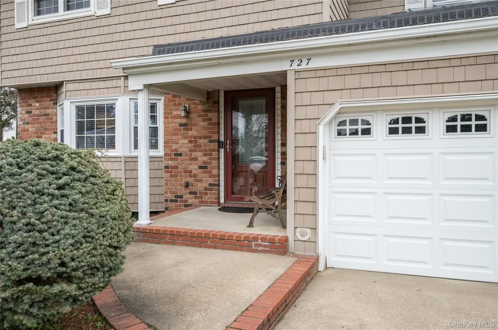 727 Outlook Avenue West Babylon NY 11704