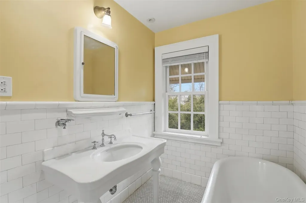 12 Little John Place White Plains NY 10605
