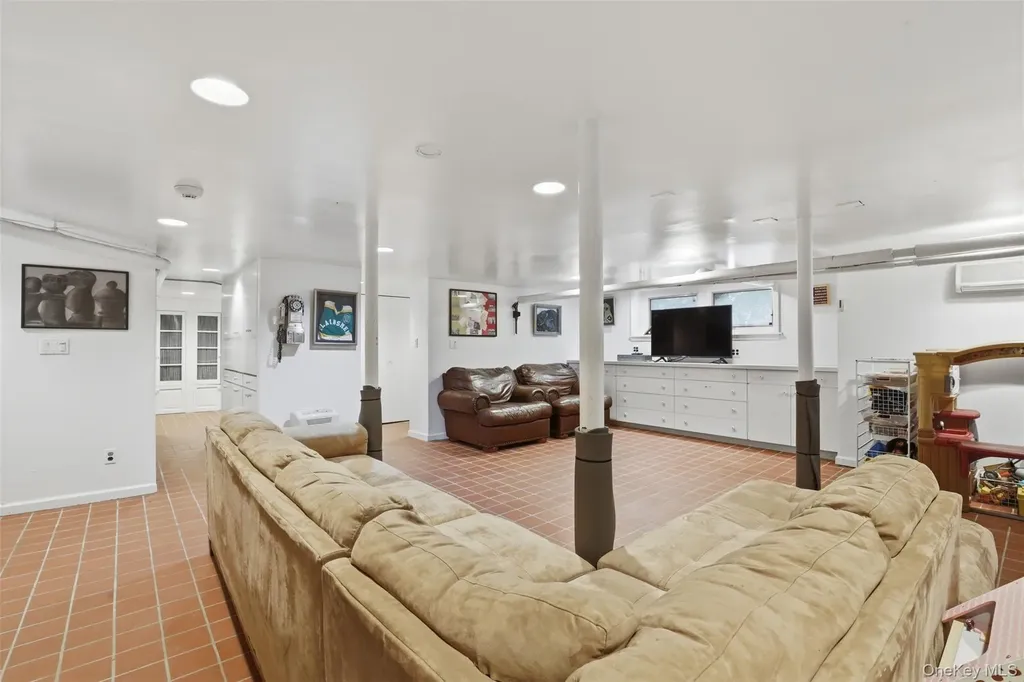 12 Little John Place White Plains NY 10605