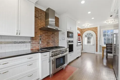 12 Little John Place White Plains NY 10605