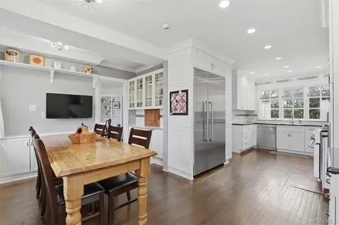 12 Little John Place White Plains NY 10605