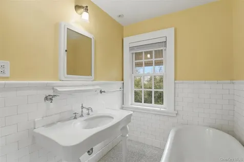 12 Little John Place White Plains NY 10605