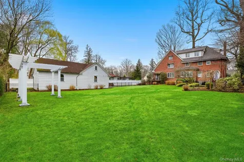12 Little John Place White Plains NY 10605