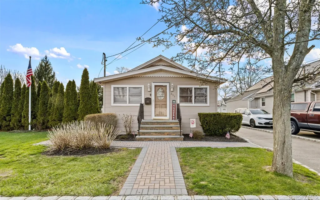 253 S 7th Street Lindenhurst NY 11757