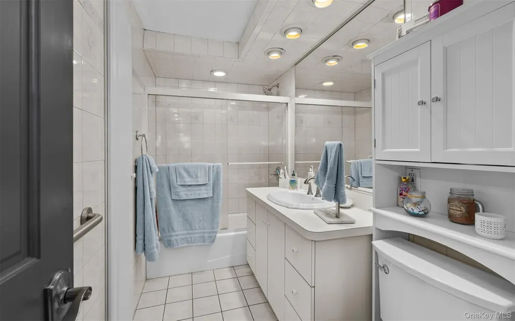 253 S 7th Street Lindenhurst NY 11757