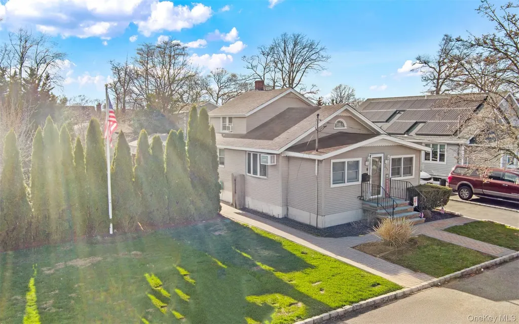 253 S 7th Street Lindenhurst NY 11757