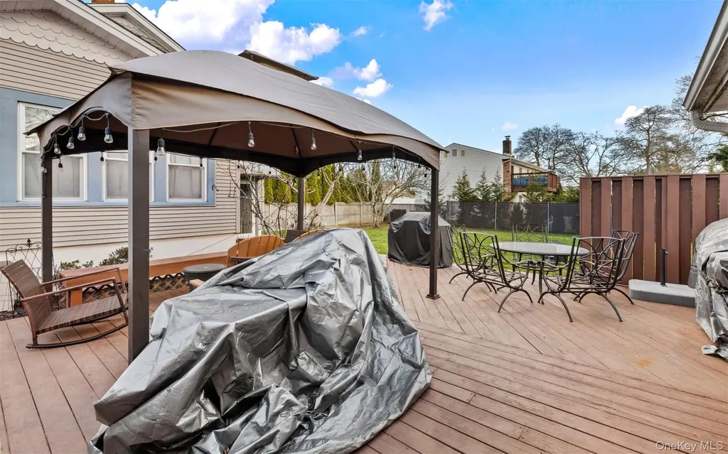 253 S 7th Street Lindenhurst NY 11757