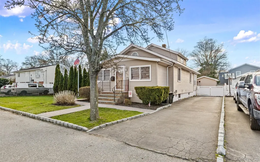 253 S 7th Street Lindenhurst NY 11757