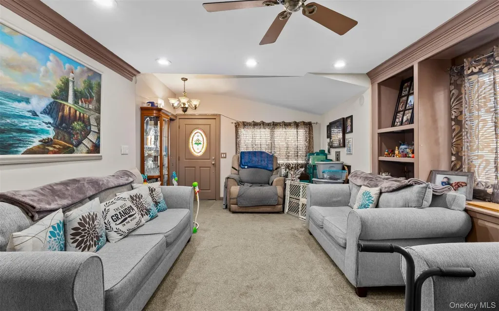 253 S 7th Street Lindenhurst NY 11757
