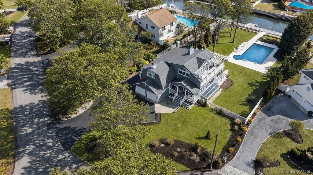 8 Canal Way Hampton Bays NY 11946