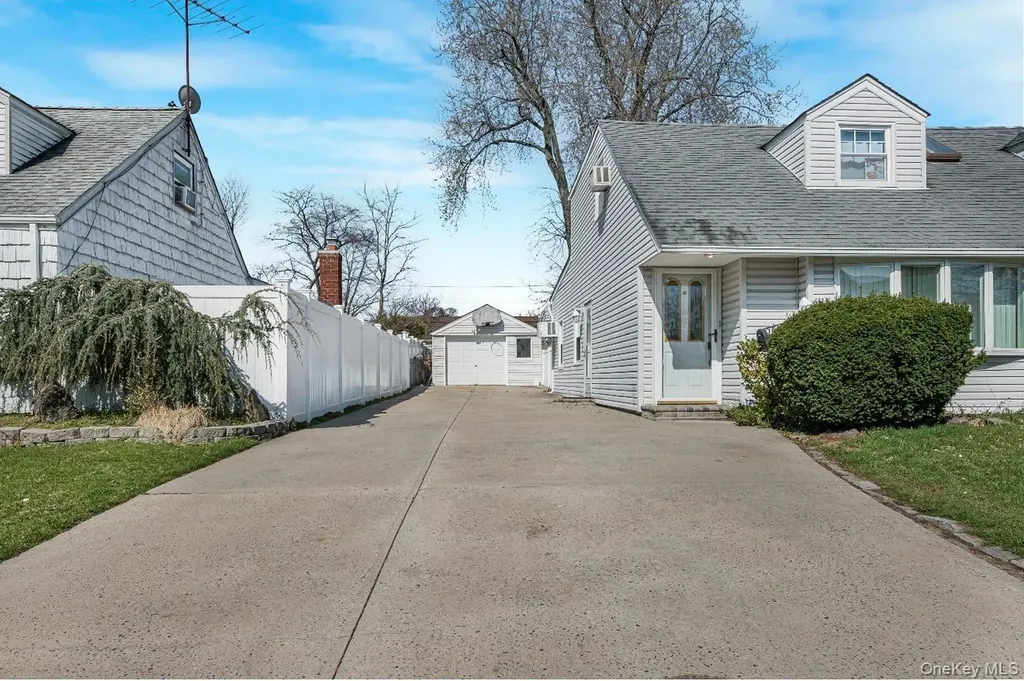 758 Wyngate Drive E Valley Stream NY 11580