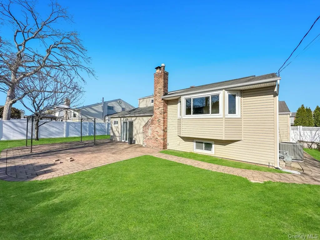 18 Lloyd Lane Nesconset NY 11767