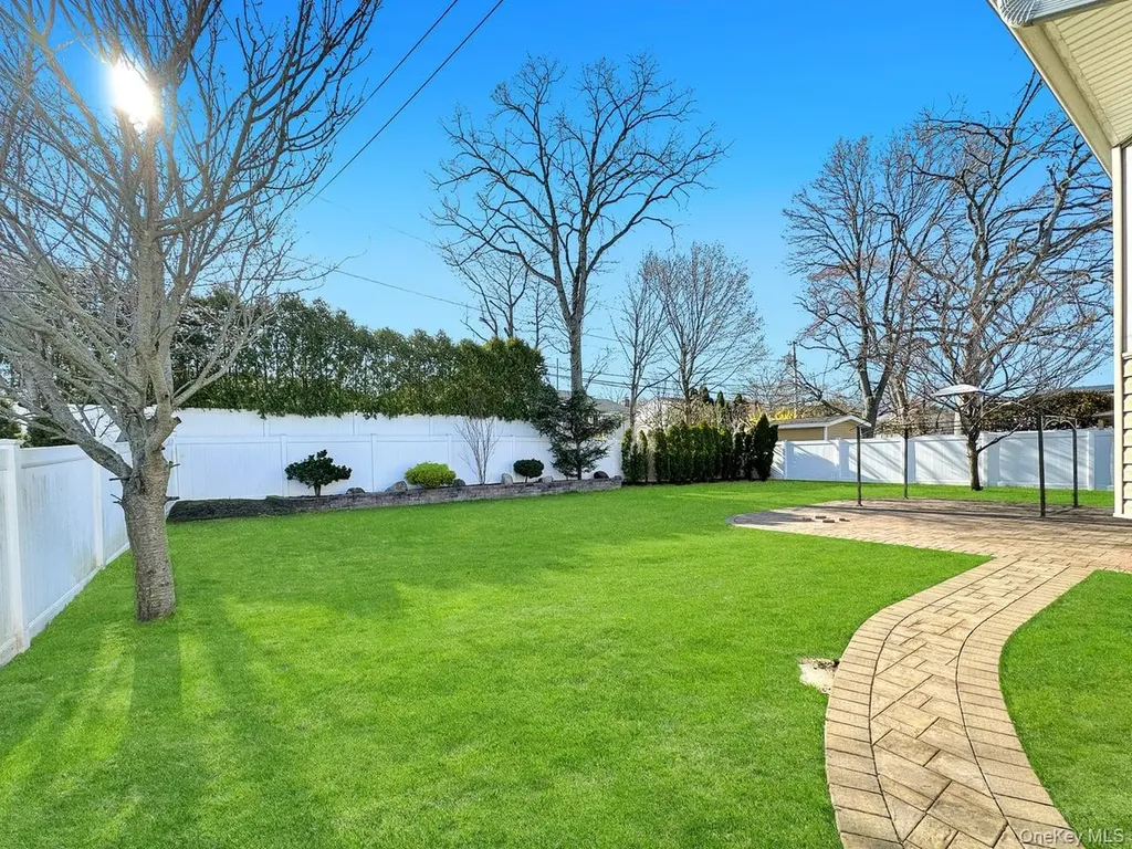 18 Lloyd Lane Nesconset NY 11767
