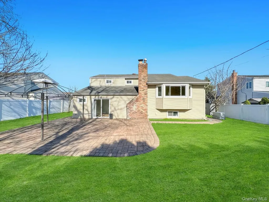18 Lloyd Lane Nesconset NY 11767