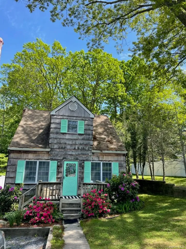 9 Bayview Court Poquott NY 11733