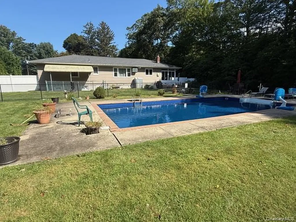 159 Shady Lane Smithtown NY 11787