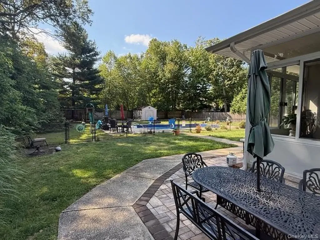 159 Shady Lane Smithtown NY 11787