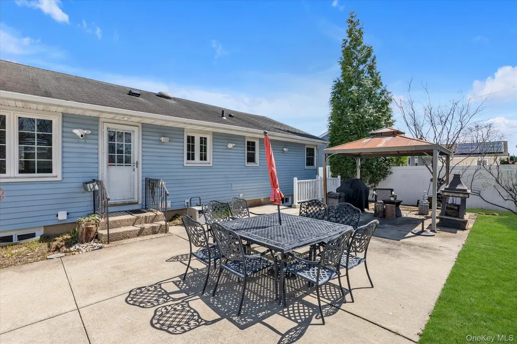 689 Pleasant Avenue Westbury NY 11590