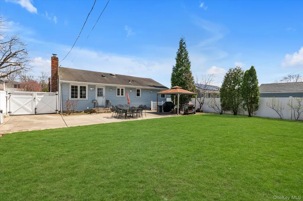 689 Pleasant Avenue Westbury NY 11590
