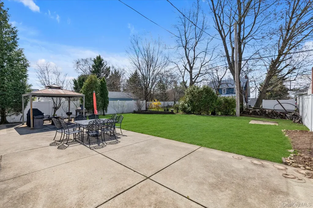 689 Pleasant Avenue Westbury NY 11590