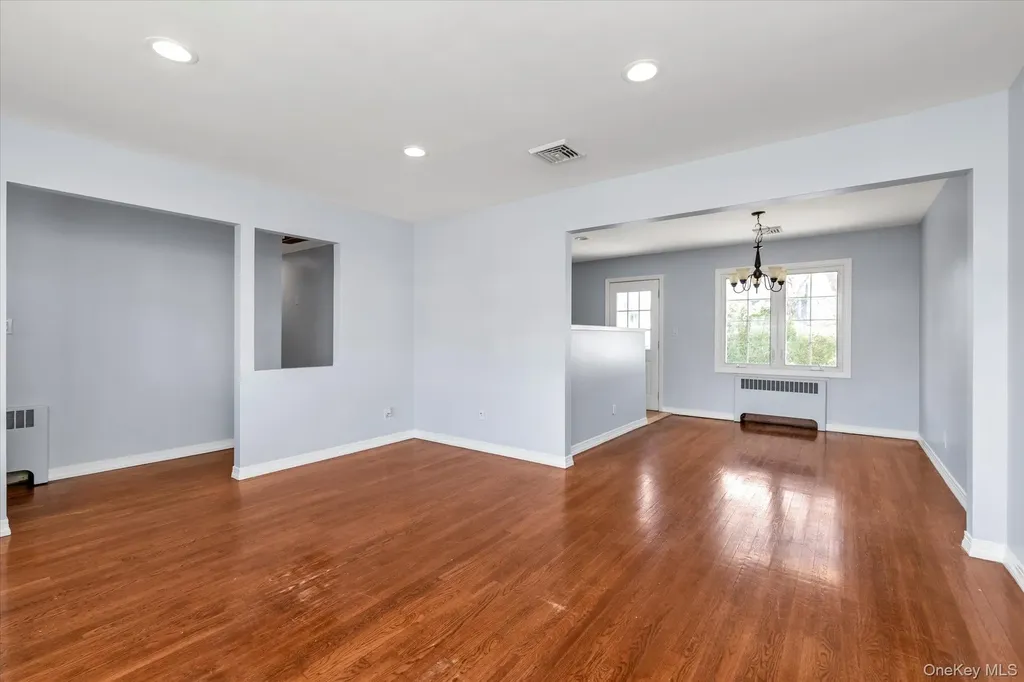 689 Pleasant Avenue Westbury NY 11590