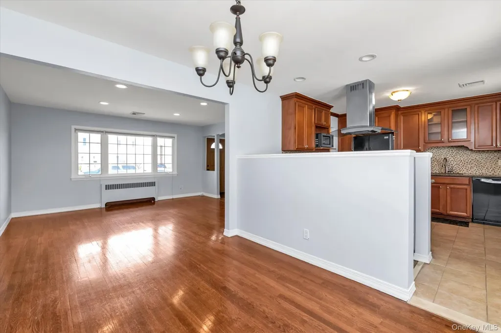 689 Pleasant Avenue Westbury NY 11590