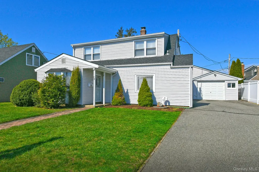 78 Center Lane Levittown NY 11756