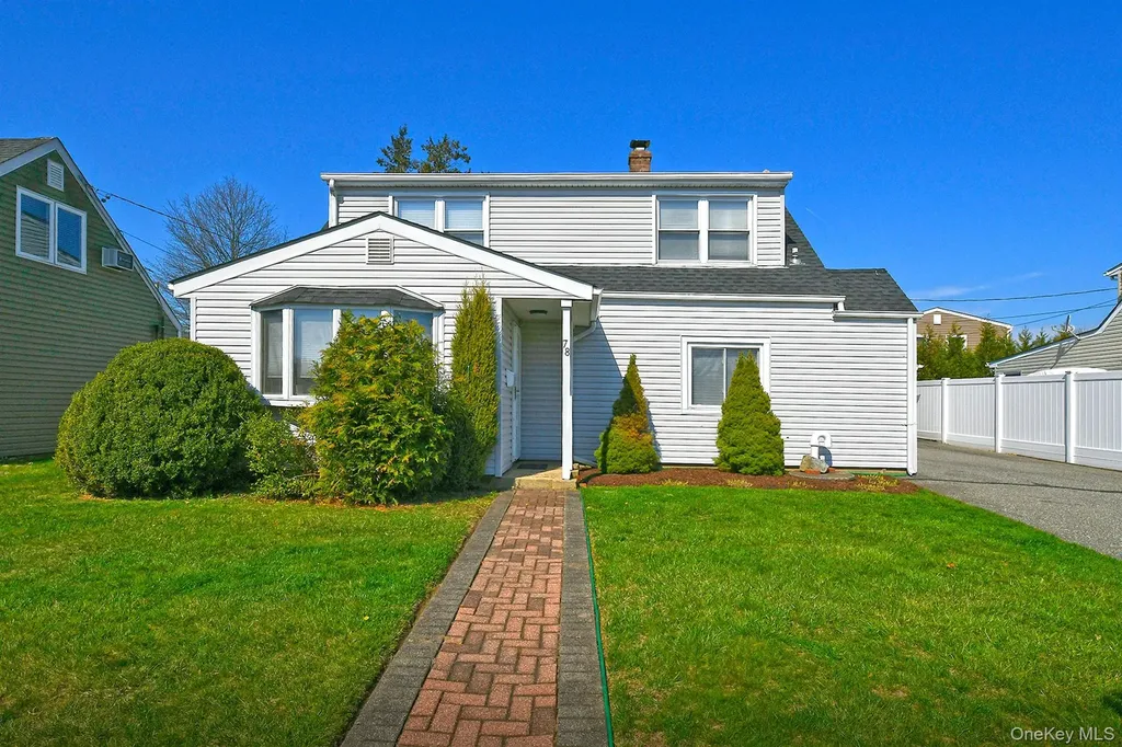 78 Center Lane Levittown NY 11756