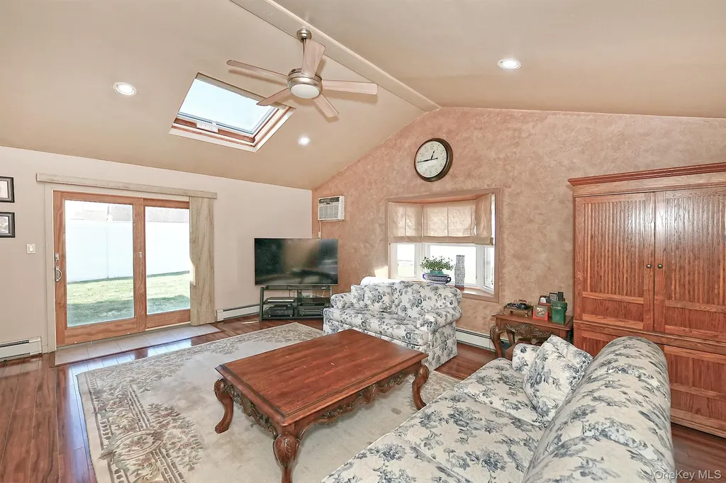78 Center Lane Levittown NY 11756