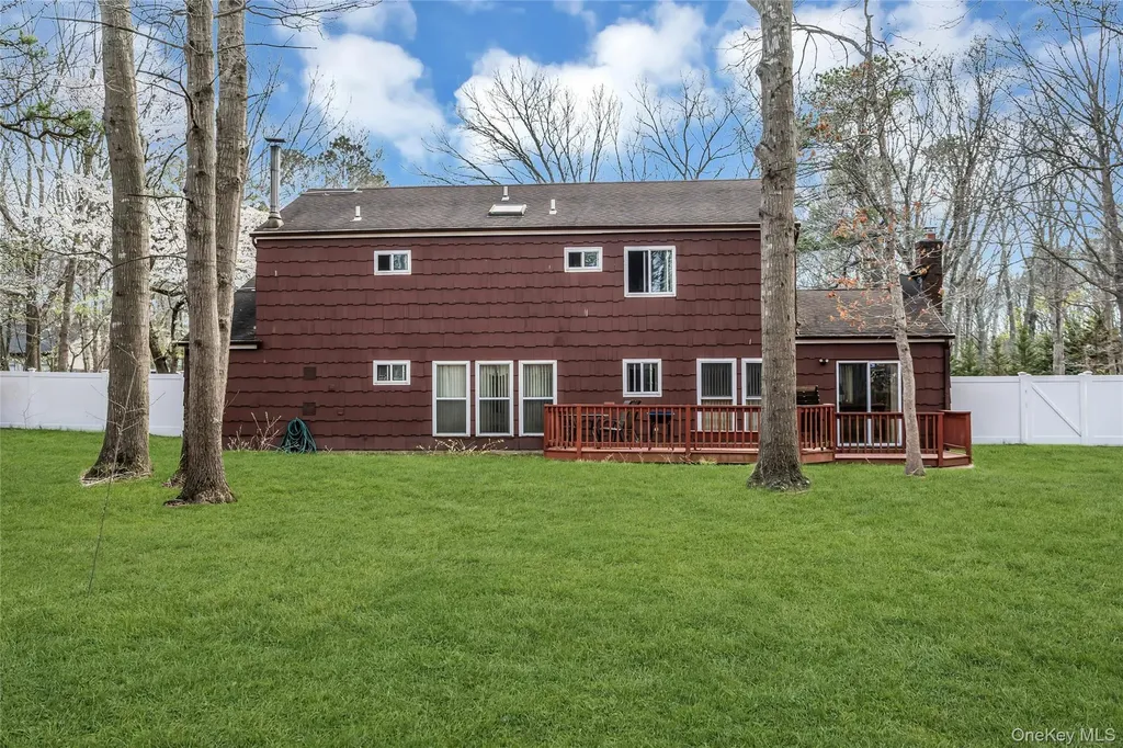 7 Hastings Drive Ridge NY 11961