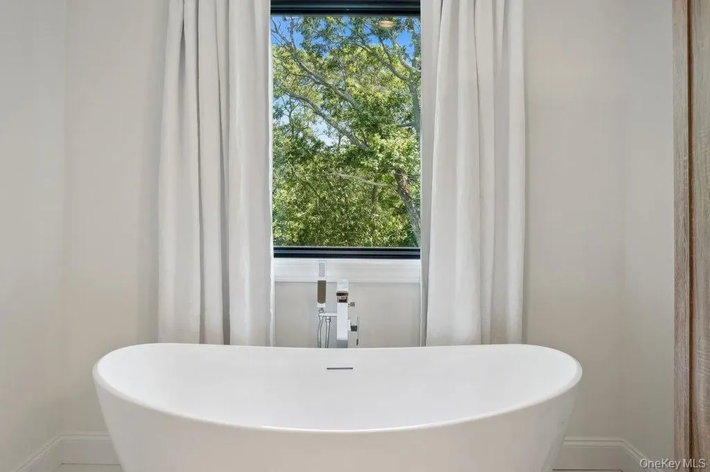 4 Squaw Road East Hampton NY 11937