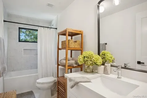 4 Squaw Road East Hampton NY 11937