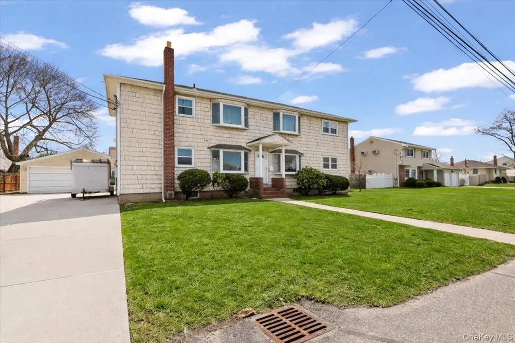 1461 10th Street West Babylon NY 11704